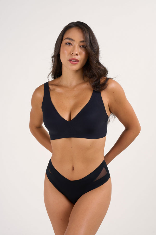 Donna con reggiseno senza ferretto Shapeher in beige, vista frontale con scollo a V